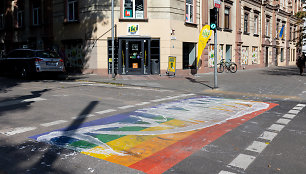 Pylimo gatvėje vėl dažais apipilta vaivorykštės spalvų perėja.