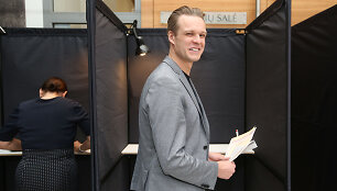Gabrielius Landsbergis su &scaron;eima balsuoja i&scaron;ankstiniuose rinkimuose