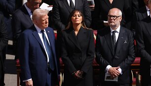 D. Trumpas su pirmąja JAV ponia ir A. Karis / CATHOLICPRESSPHOTO/IPA/SIPA / CATHOLICPRESSPHOTO/IPA/SIPA