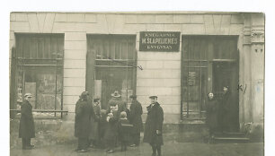 1931 m. Dominikonų gatvėje esantis M.&Scaron;lapelienės lietuvių knygynas &scaron;venčia 25-erius gyvavimo metus