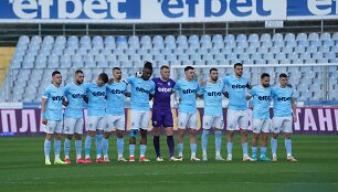 Kerdžalų &bdquo;Arda&ldquo; futbolininkai tylos minute pagerbia Petko Gančevą, kuris tuo metu stebi rungtynes tribūnose.