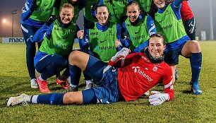 Rugilė Marija Rulytė (apačioje) su komanda