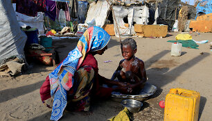 Po bombardavimų be namų likę Jemeno gyventojai maisto ie&scaron;ko sąvartynuose