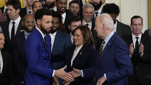 Stephenas Curry ir &bdquo;Warriors&ldquo; klubas aplankė Joe Bideną Baltuosiuose Rūmuose