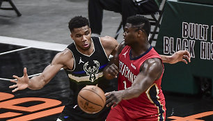 Giannis Antetokounmpo (kairėje) ir Zionas Williamsonas