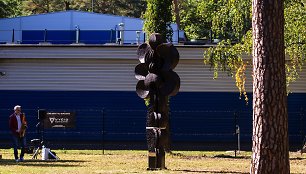 Atnaujinta Leono Striogos sukurta medinė skulptūra „Šaltinėlis“