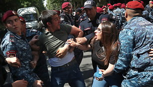 Armėnijoje plečiantis opozicijos protestams sulaikyta beveik 300 žmonių