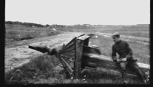 Nuvirtęs stogastulpis prie Utenos-Kuktiškių vieškelio Kuktiškių miestelio laukuose, 1925 m. 