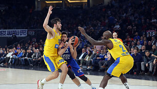 Vasilije Micičius prie&scaron; &bdquo;Maccabi&ldquo; gynybą
