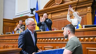 Gitanas Nausėda Volodymyrui Zelenskiui įteikė apdovanojimą