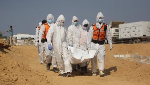 Gazos Ruože ne&scaron;ami žuvusiųjų kūnai  / BASHAR TALEB / AFP