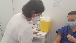 Santaros klinikų medikas, 3-ji dozė