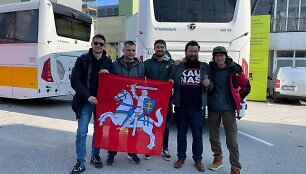 Vytis Papečkys, Dainius Vir&scaron;ilas, Tadas Kertenis, Algirdas Stonys, Arūnas Martinkevčius prie prieglaudos centro