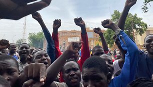 Nigerio gynybos ir saugumo pajėgas palaikanti protestuotojų minia