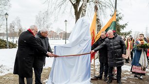 Klaipėdos universiteto kieme atidengtas paminklas Alfonsui Žaliui