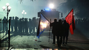 Albanijos sostinėje per protestą prie&scaron; premjerą prasiveržė susirėmimų su policija