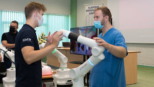 Klaipėdos universitetinė ligoninė išbandė jau antrą robotinę chirurginę sistemą.