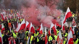 Ūkininkai Var&scaron;uvoje protestuoja prie&scaron; importą i&scaron; Ukrainos ir ES politiką