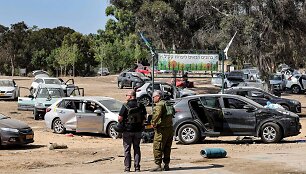 Apleistos ma&scaron;inos, kuriomis bandė bėgti &bdquo;Hamas&ldquo; užpulti festivalio dalyviai 