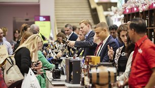 Ekspertai stenduose padeda lankytojams susipažinti su gėrimų kultūra Lietuvoje ir pasaulyje