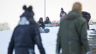 Šaltis neišgąsdino: kai kurie šeštadienio popietę leido ant kalniukų