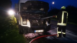 Ugnis suniokojo „Volkswagen Crafter“ variklio skyrių, mikroautobuso kėbulą išsaugojo ugniagesiai, o kroviniais spėjo pasirūpinti vairuotojas.