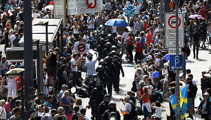 Berlyne žmonės protestuota prieš koronaviruso suvaržymus