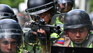 Venesuelos policija prie&scaron; demonstrantus panaudojo a&scaron;arines dujas