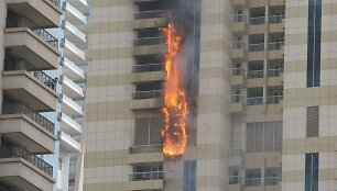 Dubajuje dega vienas dangoraižių