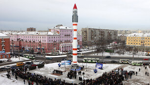 2010 m. Rusijoje, Krasnojarske atidengtas paminklas kosminei raketai &bdquo;Kosmos-3&ldquo;