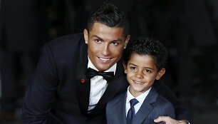 Cristiano Ronaldo su sūnumi