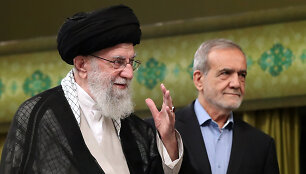 A. Khamenei ir M. Pezeshkianas / Iranian Supreme Leader'S Office / ZUMAPRESS.com