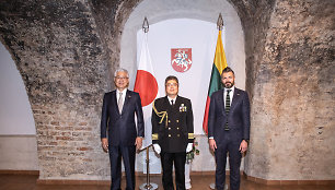 Japonijos amb. T.Okazaki, Japonijos gynybos atašė jūrų kpt. E.Nakaoka ir viceministras M.Abukevičius 