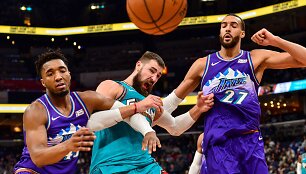 Jonas Valančiūnas Donovano Mitchello ir Rudy Gobert'o apsuptyje