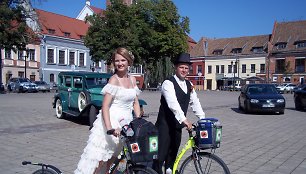 Kauno Rotušės aikštėje paspirtukininkai „paskolino“ savo transporto priemones jaunavedžių fotosesijai