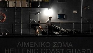 Žuvusių migrantų kūnai Graikijos pakrančių apsaugos laive