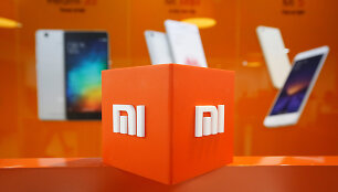 &bdquo;Xiaomi&ldquo; logotipas įmonės biure Kinijoje