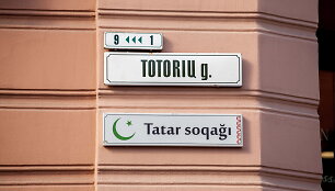 Sostinės Totorių gatvėje pakabinta lentelė totorių kalba