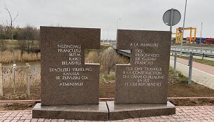 Paminklas Prancūzijos karo belaisviams perkeltas į naują vietą. 