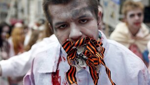 Ukrainos aktyvistai, persirengę rusi&scaron;ką propagandą ryjančiais zombiais