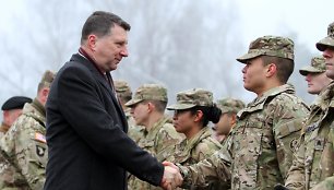 Raimonds Vėjuonis sveikina NATO misijos karius