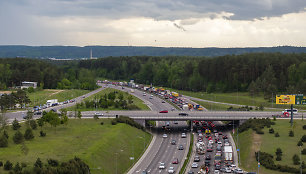 Dėl sunkiasvorio automobilio avarijos Vakariniame aplinkkelyje kilo eismo spūstys