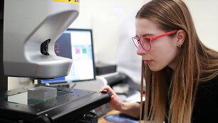 Solveiga Pak&scaron;taitė laboratorijoje