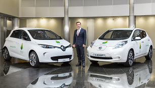 Carlosas Ghosnas prie „Renault Zoe“ ir „Nissan LEAF“