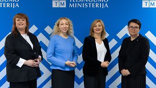 Teisingumo ministrės Ritos Tama&scaron;unienės politinio pasitikėjimo komandoje darbą pradeda viceministrės Barbara Alia&scaron;evičienė (pirma i&scaron; kairės), Kristina Zamarytė-Sakavičienė (antra i&scaron; kairės) ir kanclerė Liucina Kotlovska (de&scaron;inėje)