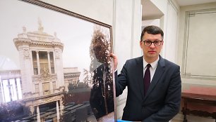 Ambasadorius Ričardas Šlepavičius mažojoje ambasados posėdžių salėje nutarė pakabinti originalią prieškario Lietuvos ambasados Romoje „Villa Lituania“ nuotrauką