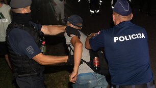 Nukeliant sovietinį paminklą sulaikyti de&scaron;imtys žmonių