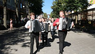 Šiaulius gimtadienio rytą pažadino akordeono garsai