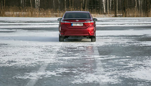 Automobilių bandymai ant slidžios dangos