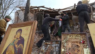 Ukrainiečiai gelbėja ikonas po rusų atakos Zaporižioje